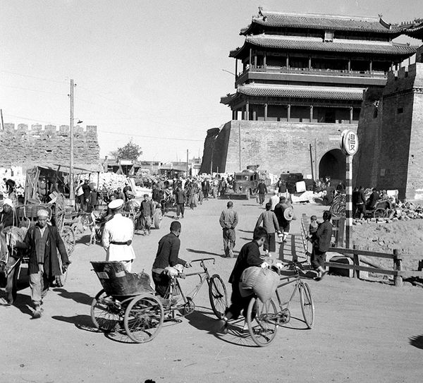 Qianmen, Beijing 1951 – Everyday Life in Mao's China