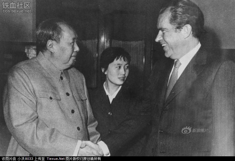 1972年2月21日，毛主席在北京中南海会见美国总统尼克松，开创中美外交关系新格局。图片中间为张玉凤。