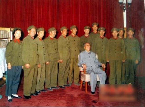 　毛泽东与张玉凤（左一）等工作人员合影。