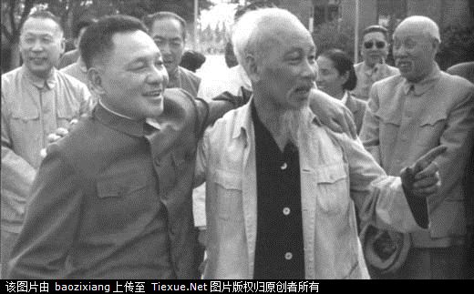 1965年5月，邓小平在北京西郊机场为越南民主共和国主席胡志明送行