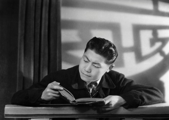 01_1946年，袁毅平本人肖像，拍摄于百乐摄影室，是袁毅平打光，另一个练习生（即学徒）拍摄的。