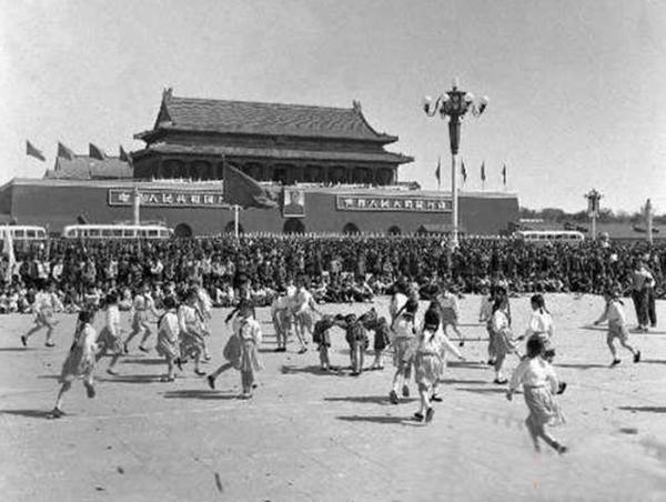 Children perform in Tiananmen Square for May Day in 1963 – Everyday Life in  Mao's China